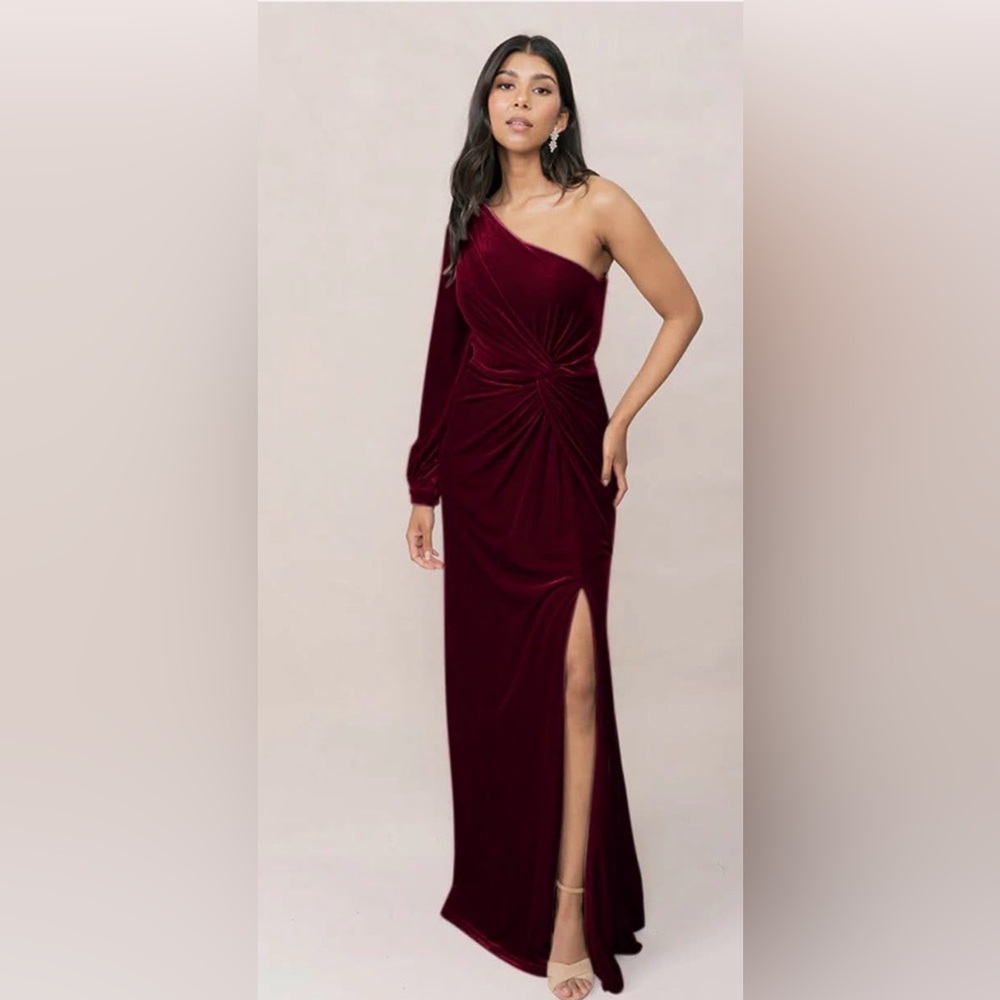 Revelry Aurora Velvet Gown - Burgandy